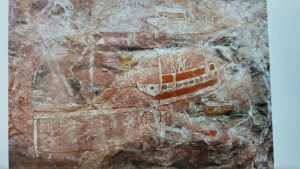 ציור סלע המתאר ספינות של האדם הלבן