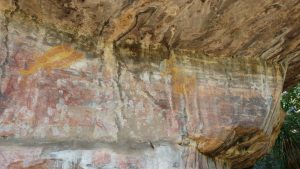 ציורי סלע בגובה 4-5 מטר שלפי האמונה צוירו על ידי הישויות הקדמוניות